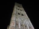 El campanario de Giotto del Duomo de noche